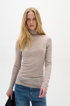 Pasform: Slim fit, Udformning: Lång ärm Fitted Fine Knit Long Sleeve Top, Fitted Turtleneck Long Sleeve Top For Winter, Slim Fit