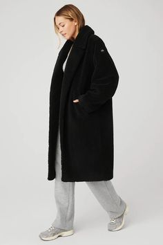 Oversized Sherpa Trench - Black | Alo Yoga Simple Winter Outfits, Cozy Boots, Workout Tights, Ny Fashion, Back Women, Warm Outfits, Best Yoga, Alo Yoga, Unisex Style