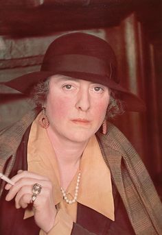 Vita Sackville-West, smoking, Sissinghurst Castle, 1939 © Gisèle Freund Virginia Wolf, Vita Sackville West, Duncan Grant, Vanessa Bell, Bloomsbury Group, The Affair, Woman Authors, Famous Novels, Marcel Duchamp