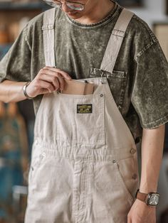 Overalls are synonymous with workwear.These ones are cut from cotton in a classic brown hue, then detailed with all those workshop-ready features like an array of pockets, a hammer loop and adjustable straps at the front. Bottoms Pants