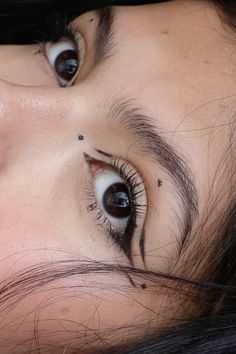 Ideas de delineado grafico Eyeliner Grafico, Graphic Eyeliner Ideas, Black Graphic Eyeliner, Eyeliner Ideas, Soft Eye Makeup, Graphic Eyeliner, Black Eyeshadow, Creative Makeup Looks