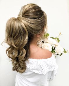 Penteado rabo de cavalo: 70+ ideias e tutoriais para um visual de arrasar Hair Color Guide, Pageant Hair, Long Hair Ponytail, Curls For Long Hair, Hair Upstyles, Elegant Wedding Hair, Hair Braid Videos, Wedding Hair Inspiration