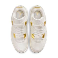 The (WMNS) Air Jordan 4 Retro 'Metallic Gold' exudes regal elegance. Its smooth leather upper boasts an off-white finish, complemented by metallic gold eyelets. The quarter panel features breathable netting, and the tongue showcases a debossed Jumpman logo. The plush collar and molded heel tab add comfort and style.