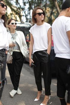 shoes+pants - loving b+w....They Are Wearing: Milan Fashion Week - Slideshow Black And White Outfit, Style Désinvolte Chic, Chique Outfits, Looks Street Style, Minimal Chic, White Shirts, Looks Style, Mode Inspiration, Street Styles