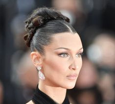 Bella Hadid Makeup, Jessica Alba Hair, Classic Wedding Hair, Fashion Bella, Haircuts Straight Hair, Fancy Hairstyles