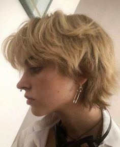 Bold Hair Color Ideas, Non Binary Haircuts, Hair Dye Color Ideas, Androgynous Hair, Short Hair Tomboy, Short Grunge Hair, Bold Hair Color, Shaggy Short Hair, Hair Inspiration Short