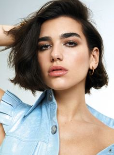 Dua Lipa cabello corto Photographie Portrait Inspiration, Short Hairstyles For Thick Hair, New Haircuts, Short Hair Styles Pixie, Short Hairstyles For Women, Pixie Haircut, Trendy Hairstyles, Dark Hair