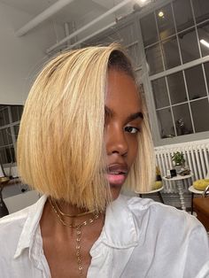 Natural Blonde Bob Black Women, Cute Haircuts Black Women, Highlight Hairstyles For Black Women, Blond Short Natural Hair Black Women, Blond Short Bob Black Women, Natural Color Hairstyles For Black Women, Bob Haircut Black Women Natural, Black Women Bob Haircut, Saturday Lunch Outfit Casual