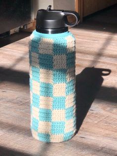 Picture of a crocheted green and white checkered bottle sleeve for my hydroflask. Checkered Water Bottle Holder Crochet, Bottle Sleeve Crochet, Water Bottle Case Crochet, Crochet Bottle Sleeve, Hydroflask Crochet, Crochet Inspo Ideas, Aesthetic Crochet Ideas, Checker Crochet, Aesthetic Crochet Projects