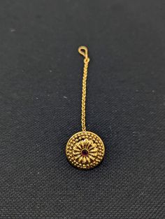 Please allow some variation in color. Length from hook: 4.15 inches. Width: 0.85 inches. Gold plated polki stone pasted Traditional bore tikka. Base material is made of copper alloy. Nethi Chutti, Papidi Billa, Maang Tikka Design, Tikka Designs, Tikka Jewelry, Gold Jewelry Simple Necklace, Maang Tikka, Gold Jewelry Simple, Ruby Necklace