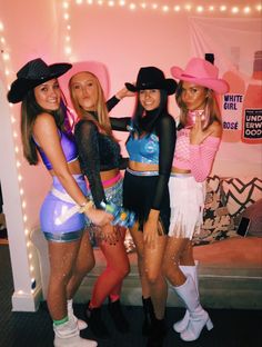 Cowgirl Costume Halloween, 22 Aesthetic, Cowgirl Halloween Costumes, Teenage Halloween Costumes, Cowgirl Halloween Costume, Cute Group Halloween Costumes, Bff Halloween Costumes, Best Friend Halloween Costumes