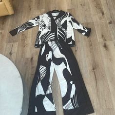 Perfect Condition!! Runs A Little Big (Fit Is Supposed To Flow) Elegant Black Printed Set, Printed Black Sets For Spring, Black Printed Sets For Spring, Black Long Sleeve Sets With Graphic Print, Pant Jumpsuit, Jumpsuit Romper, Super Cute, Nordstrom, Black And White