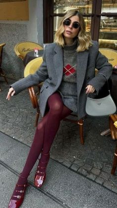 #fashion #look #fashionista #fashionstylist #lookbook #moda #estilo #tendencia #tendenciasdemoda Stylish Work Outfits Winter Office Style, Mary Janes Outfit, Mary Jane Shoes Outfit, Look Paris, Cold Fashion, Burgundy Outfit, Moda Paris, Estilo Preppy