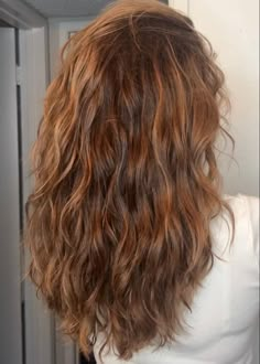 Medium Naturally Wavy Hair, Long Haircut Wavy Hair Natural, Wavy Layered Hair Medium Long, Natural Wavy Hair Aesthetic, Wavy Haircut Layers, Long Haircut For Wavy Hair, Long Hairstyles With Layers Wavy, Layered Hair Curly Waves, Wavy Hair Cuts With Layers Medium