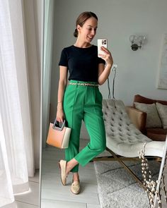 Kelly Green Pants Outfit Spring, Green Pants Outfit Summer, Bright Pants Outfit, Bright Blue Pants, Colored Pants Outfits, Blue Pants Outfit