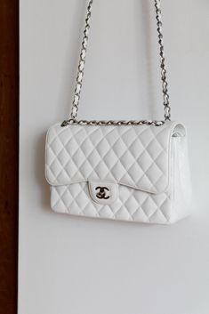 Shoulder Bag Chanel, Cute Chanel Bags, White Designer Purse, Cute Purses Designer, Designer Hand Bags, Cute White Purse, Cute Handbags Designer, White Purse Aesthetic, Aesthetic Bags Handbags