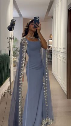 Dress With Cape Sleeves, Dress With Cape, Smink Inspiration, Salwar Kamiz, Elegant Dresses Classy, Glamour Dress, Prom Dress Inspiration, Party Wear Indian Dresses, Cape Sleeves