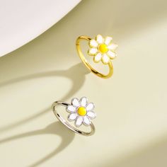 This daisy nose ring hoop is a delicate and elegant piece that exudes a sense of natural beauty and grace. Picture a dainty daisy blooming on your nose, its petals gleaming softly in the light. The intricate details of the flower add a touch of sophistication to your look, while the hinged segment design makes it easy to put on and take off. Wearing this nose hoop feels like carrying a hint of springtime with you wherever you go, as if a gentle breeze is always playing with the petals of the daisy. It's a subtle yet stunning accessory that accentuates your features with a touch of floral charm. Grace Picture, Nose Ring Hoop, Ring Day, Beauty And Grace, Fake Gauges, Daith Earrings, Daisy Jewelry, Bee Honeycomb, Nose Rings Hoop