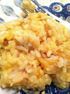 a plate topped with macaroni and cheese on top of a blue and white table cloth