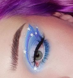 Cool Blue Makeup Looks, Fun Makeup Looks To Recreate, Cool Eyeshadow Looks Creative, Makeup Graphic Design, Unique Eyeshadow Looks, Makeup With Eyeshadow, Applying Eyeshadow, Rave Makeup