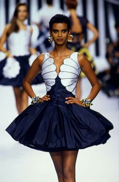 Valentino S/S 1992 Vintage Runway Fashion, Birthday Fashion, High Fashion Editorial, Fashion Design Patterns, Beauty And Fashion, Kpop Fashion Outfits