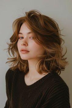 Textured Haircut Women, Different Hairstyles For Women, Even Length Haircut Medium, Layered Choppy Shoulder Length Hair, Face Length Hair, Trendy Hair Medium Length, Cute Short Wavy Haircuts, Good Haircut For Round Face, Medium Haircuts Round Face