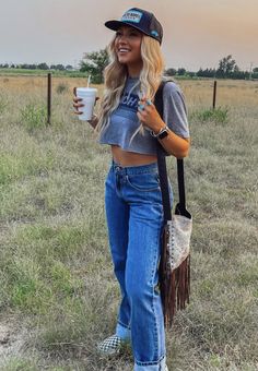 Western Summer Outfits, Girl Street Style, 2023 Street Style, Punchy Outfits, Western Girl Outfits, Cute Cowgirl Outfits, Outfit Street Style