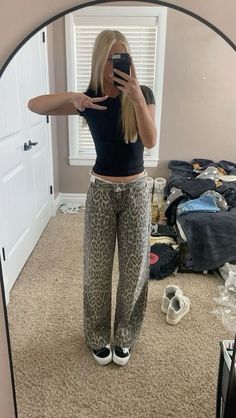 Cute Outfits That Are School Appropriate, Cute Cheetah Print Outfits, Outfits With Cheetah Print Pants, Outfit With Sambas, Cheetah Print Jeans Outfit, Cheetah Jeans Outfit, Nice School Outfits, Leopard Print Jeans Outfit, Cheetah Print Pants Outfit