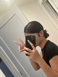 Slick Back With Headband, Lastest Hair Styles, Cutesy Hairstyles, Side Part Ponytail, Hairstyles With Curled Hair, Hair Dues, Volleyball Hair, Hairstyle Girl, Latina Hair