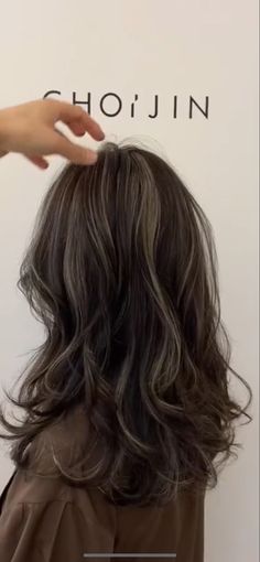 Hair Colors For Darker Skin Tones, Cool Toned Brown Highlights On Black Hair, Hair Color Inspo Black Hair, Balage Hair Dark Brown, Balayage Touch Up Before And After, White Highlights On Dark Hair, Skeleton Brown Hair, Milk Tea Highlights On Black Hair, 2000 Hair Color