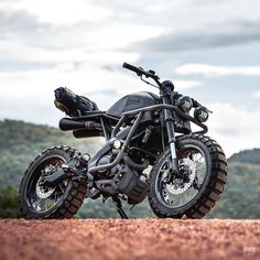 https://youtu.be/u2HxTOsYuVE Moto Scrambler, Tracker Motorcycle, Image Moto, Мотоциклы Cafe Racers, Bike Exif, Motorcycle Types, Cafe Racer Bikes, Custom Bike