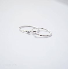 Nouveau ! Très jolies. Délicat. Parfait pour tout, petite bague en argent sterling avec zircon cubique. A porter seules ou empiler avec d’autres ! PLUS DE DÉTAILS > 100 % en argent Sterling > Dispose d’un pétillant petit zircon cubique de 2mm > Bande est de 1mm d’épaisseur Cette Silver Open Ring With Single Diamond, Silver Stackable Open Ring With Single Diamond, Dainty White Gold Crystal Ring With Cubic Zirconia, White Minimalist Diamond Ring With Cubic Zirconia, White Gold Cubic Zirconia Midi Rings - Fine Jewelry, White Gold Midi Rings With Cubic Zirconia, Minimalist Cubic Zirconia Crystal Ring, Cubic Zirconia Midi Rings With Diamond Accents, Minimalist Silver Solitaire Ring