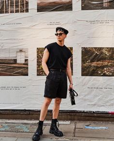 Outfits With Berets, How To Style Beret, Beret Outfits, Hat Outfit Men, London Outfits, Techno Outfit, Modern Goth, Black Outfit Men, Gender Fluid Fashion