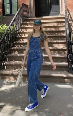 Overall Converse Outfit, Retro Overalls Outfit, 90s Dungarees Outfit, Overall Jeans Outfit, Cute Outfits With Overalls, Casual Overall Outfits, Overals Outfits, Overalls And Converse