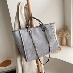 SPECIFICATIONSwomen handbags: yeswomen bag 2022: women fashion bagswoman handbag: woman bag bagtote bag: bags for womensummer bag: spring bagsof handbags: yessingle handbags: yesdesign bag: handbags for womencrossbody bag for women: crossbody bag for womanboho bag: NOTypes of bags: Handbags Crossbody bagsStyle: CasualShape: SquarePlace Of Origin: GUANG DONG ProvincePlace Of Origin: GUANG DONG ProvincePattern Type: SolidOrigin: CN(Origin)Occasion: VersatileNumber of Handles/Straps: SingleModel Nu Trending Totes, Spring Handbags, Canvas Bag Design, Winter Bags, Woman Bag, Spring Bags, Messenger Handbags, Canvas Messenger Bag, Women Bags Fashion