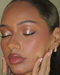 New Year’s Eve Makeup Glitter, Glowy Prom Makeup For Brown Eyes, Makeup Looks With Gold Dress, Make Up For Special Events, Soft Makeup For Prom, Shiny Eyeshadow Look, Makeup For Sparkly Dress, Simple Shiny Makeup, Cute Prom Makeup Looks Simple