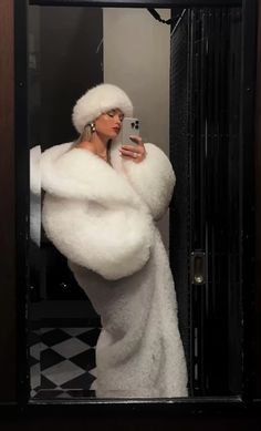 mob wife looks >>> Street Style Women Fall, Oversized Fur Coat, Fur Coat Outfit, White Fur Coat, White Fur, Outfits With Hats, Fur Fashion, Fancy Outfits