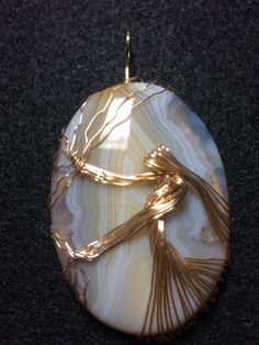 Wire wrapped Mother Nature (in gold wire) on Botswana agate cabochon Copper Wire Art, Wire Wrapping Tutorial, Wire Wrapping Diy, Copper Wire Jewelry, Rock Jewelry, Botswana Agate