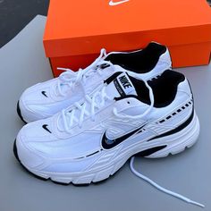 Nike Vintage Shoes, Vintage Nike Shoes, Nike Initiator, Men's Boot Liners, Retro Running Shoes, Running Shoes Design, Nike Retro, Vintage Sneakers