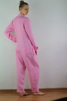 "Linen jumpsuit with long sleeves and 6 pockets in rose quartz color, perfect for casual wear and suitable for any occasion in any season Details: - 100% natural linen produced in Europe ; - medium weight (180 gram per square meter); - color: rose quartz, could be any from our colors catalog (color samples at the photo); Made to order, approximately a few days, If you have any questions please message me and I will be glad to answer. Size guide : Size XS Bust: fits bust around 33\"-34\"/ 84-88 c Jumpsuit With Long Sleeves, Linen Casual Dress, Loose Fit Jumpsuit, Womens Summer Jumpsuits, Rose Quartz Color, Collar Jumpsuit, Color Catalog, Jumpsuit Casual, Jumpsuit For Women