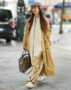 24 ideias de roupas Crocs que são elegantes e confortáveis ​​- PureWow Tan Crocs