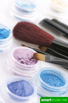 Manchmal reicht die Wirkung von Naturkosmetik nicht aus. Mit diesen Rezepten kannst du Make-up aus Mineral-Pigmente selbst herstellen. Make Your Own Makeup, Diy Kosmetik, Mineral Pigments, Make Makeup, Natural Cosmetics, Makeup Brands, Healthy Glow