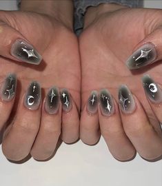 Black Korean Nails, Beyoncé Nails, Silver Gel Nails, Y2k Chrome Nails, Y2k Nail Art, Halo Nails, Y2k Nail, Metallic Nails Design