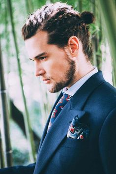 Coiffures modernes pour des hommes branchés aux cheveux longs Mens Wedding Hairstyles, Groom Hair Styles, Braids Fashion, Viking Hairstyles, Men Braids