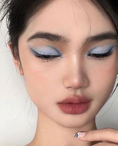 Puppy Eyeliner With Eyeshadow, Matte Gray Eyeshadow Looks, Luminous Beings Are We, Edgy Chic Hair, Tet Hairstyle, Cool Birthmarks, Ethereal Tattoos For Women, Unique Eyeshadow Looks, New Jeans Makeup