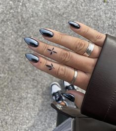 Black Nails With White Chrome, Cool Nail Inspo Spring, Black Chrome Acrylic Nails, Short Black Chrome Nails, Black Chrome Nails Almond, Black Nails Chrome, Nails Black Chrome, Chrome Black Nails, Black Nails With Chrome