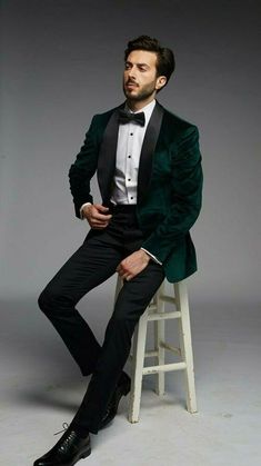 Luxury Green Tuxedo For Wedding, Luxury Green Bandhgala For Groom, Groom Tuxedo Wedding Velvet, Mens Suits Green, Green Velvet Suit, Party Wear Blazers, Designer Tuxedo, Green Velvet Blazer