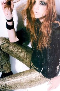 Rank And Style Loves a dose of #grunge, #punk, #denim #fashion! Carolyn Myss, Snakeskin Pants, Punk Denim, Chic Grunge, Harajuku Punk, Grunge Chic, Indie Sleaze, Denim Diy, Rock Chic