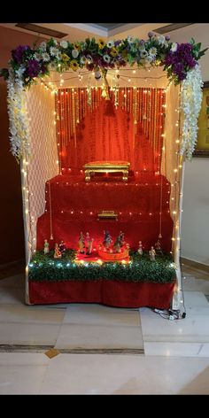 Mirror work + floral decoration Ganesh Chaturti Decorations Ideas, Gauri Decoration Theme, Gauri Ganapati Decoration At Home, Navaratri Decoration Ideas At Home, Ganpati Decoration Theme At Home, Ganpati 2023, Home Ganpati Decoration