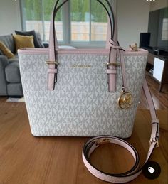 Purses For School, Purse Aesthetic, Michael Kors Tote Bag, Luxury Bags Collection, Purse Essentials, Mk Handbags, Michael Kors Handbag, Mk Purse